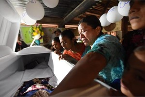 12月8日於邊境拘留所中死亡的女孩，遺體被送回了瓜地馬拉家鄉。 （圖源：AFP）