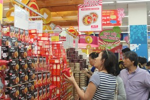 消費者在超市選購國貨。（示意圖源：互聯網）