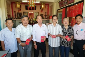 理事長蘇漢光（左二）與各宗台領取敬老利是合照。