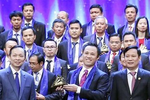 陳文龍總經理（前排右二）領取“越地金星獎”。