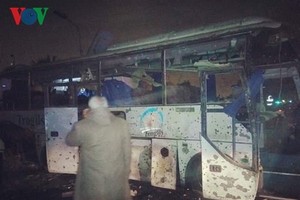 越南遊客大巴遭路邊炸彈襲擊現場。（圖源：VOV）