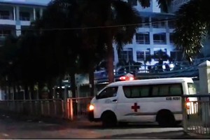 救護車將屍體送出現場運往太平間。（圖源：N.N）