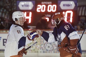 普京(左)與敵隊隊員擊拳祝賀。（圖源：AP）