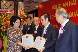 市祖國陣線委員會主席蘇氏碧珠向理事會成員頒發獎狀。