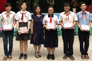 獲頒獎的5名優秀生同老師合影留念。