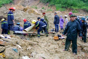 救援隊伍趕抵事發現場從石塊泥土裡尋找失蹤者。（圖源：安平）