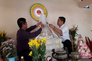 陳昶霖（右）為觀世音菩薩穿戴神袍。