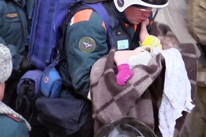 救援人員在廢墟中救出了一名11個月大的男嬰。（圖源：AFP）