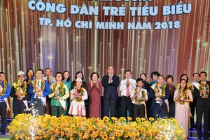 市領導與年輕公民模範合影。（圖源：越勇）