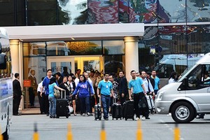 埃及遇襲罹難遊客遺體將於本月5日抵達越南。圖為在埃及遭路邊炸彈襲擊的首批9名遊客團隊已於1日下午抵達胡志明市新山一機場。（圖源：藍青）