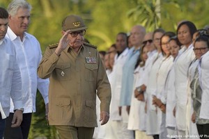 古巴共產黨黨中央第一書記勞爾·卡斯特羅、古巴國務委員會主席兼部長會議主席迪亞斯-卡內爾在聖伊菲赫尼亞公墓出席活動。（圖源：AP）