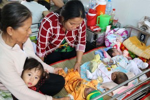 患呼吸道疾病進院兒童遞增。圖為入住市第一兒童醫院的病童4人共用一張病床屢見不鮮。（圖源：友科）