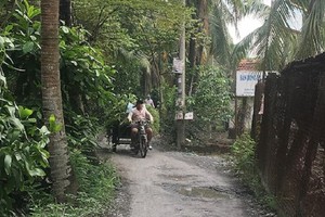 要前往東方居民區，必須乘船或穿過各條小巷只約2米寬的泥路來繞道進入。