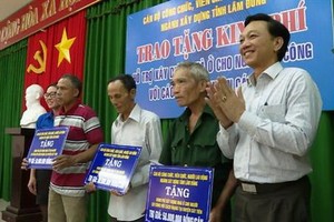 林同省建築工會向 3 名對革命有功勞者頒贈1.5億元住房修繕輔助費。（圖源：lamdongtv.vn）