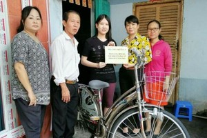 華人青年江佩雯獲該坊婦女會贈送謀生工具。