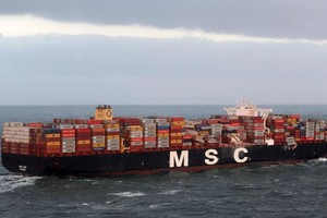 巴拿馬旗下的MSC ZOE貨船遇風暴大批集裝箱掉海。（圖源：互聯網）