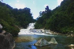 7 層瀑布帶有原始之美。