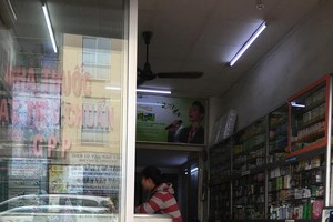 富潤郡潘廷逢街L.K藥房仍售賣MOOV7.5藥品。