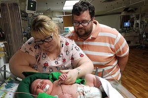 重達 6.7 公斤的新生巨嬰與父母。（圖源：互聯網）