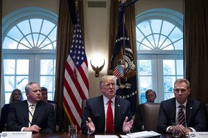 美國總統特朗普(中)在白宮主持召開內閣會議。（圖源：互聯網）