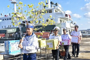 海軍第二區司令部幹部與戰士們搬送禮物上船準備啟程往DK1瞭望台拜年送禮。（圖源：芳南）