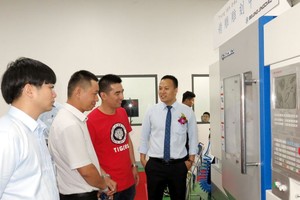 王騰飛總經理(右一)向貴賓介紹產品。