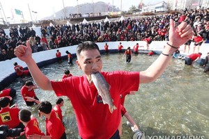 遊客鑿冰撈魚，現場人山人海蔚為壯觀。（圖源：互聯網）