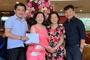 藝昌公司與愛華酒樓代表向市越中友協捐贈經費。