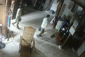 走進韋文雄家裡的3名八號市場管理隊幹部。（圖源：視頻截圖）