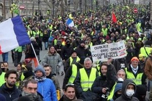 巴黎數以千計民眾走上街頭遊行抗議。（圖源：互聯網）