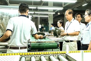 李玉明總經理(右三)與員工一起研發生產養生瓷鍋。