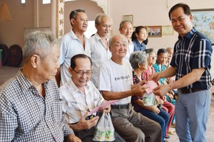 徐有燦理事長向高齡宗親敬送禮物和現金。