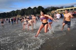 比利時 6000 多民眾踏海迎新歲。（示意圖源：互聯網）