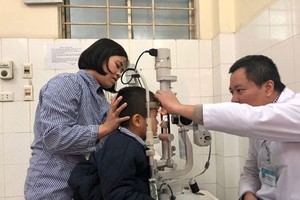 被同學用橡皮筋彈筆擊中左眼致眼角膜破裂的阮國Kh獲送醫院治療。（圖源：D.Thu）