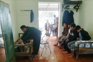 安全抵岸後的7名船員獲得邊防部隊醫療站的醫療照護。（圖源：越通社）