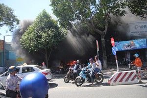 火警現場，黑煙滾滾。（圖源：茂長）