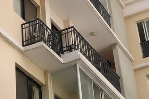 若干公寓的陽台欄杆僅高1米左右，由多根鐵條橫縱焊接而成，間距較寬，非常危險。