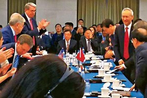 在社交網站Twitter流出的會場照片顯示，談判前的氣氛相當融洽，副總理劉鶴（右方紅領帶者）現身會場，面露笑容站在談判桌前，美方則有成員鼓掌歡迎。（圖源：互聯網）