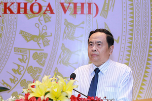 越南祖國陣線中央委員會主席陳清敏在會上致詞。（圖源：光榮）