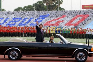 洪森首相出席“勝利日”紀念活動。（圖源：AFP）