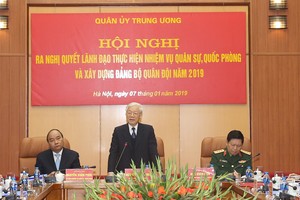 黨中央總書記、國家主席阮富仲（中）在會上致詞。（圖源：紅玻）