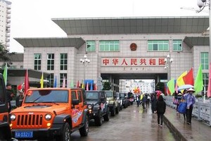 中國自駕遊汽車通過芒街口岸抵達下龍市試行活動延期至今年6月30日為止。（圖源：明強）
