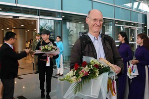 1月1日迎接前來峴港機場的遊客。