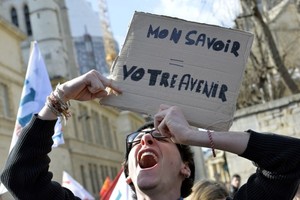 法國巴黎，數百學生和教師舉行示威活動，抗議大學面臨的財政危機。（圖源：AFP）