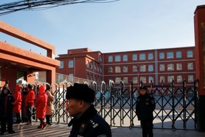 中國北京宣武師範學校附屬第一小學發生傷孩子事件，不少家長提前接走孩子。（圖源：路透社）