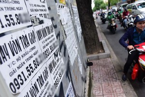 到處可見高利貸服務的廣告單張。