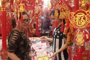 許多消費者前往選購應節品，呈現出一片歲暮迎春的熱鬧氣氛。