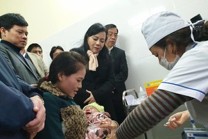 衛生部長阮氏金進前往河內市章美縣富義醫療站檢查ComBE Five疫苗接種工作。（圖源：草原）