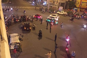 去年10月，某婦女駕駛汽車在杭青四岔路口釀成嚴重交通事 故，導致1人死亡、7人受傷。