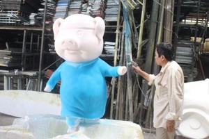 完成中的吉祥豬飾潢工具。